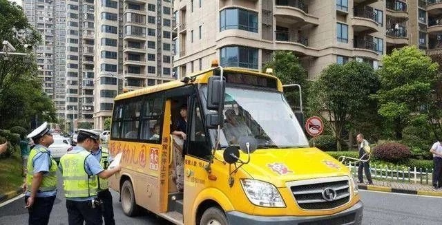 校車加油時應注意哪些安全措施/ 校車加油時應注意哪些安全措施