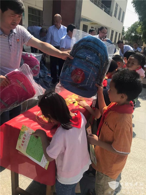 情系留守兒童,“百城千校”安凱校車公益行為愛再出發(fā) 情系留守兒童,“百城千校”安凱校車公益行為愛再出發(fā)