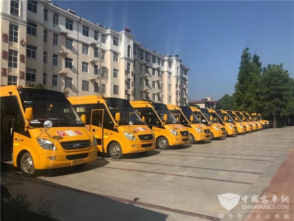 情系留守兒童,“百城千校”安凱校車公益行為愛再出發(fā) 情系留守兒童,“百城千校”安凱校車公益行為愛再出發(fā)