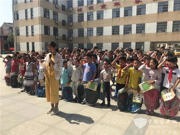 情系留守兒童,“百城千校”安凱校車公益行為愛再出發(fā) 情系留守兒童,“百城千校”安凱校車公益行為愛再出發(fā)