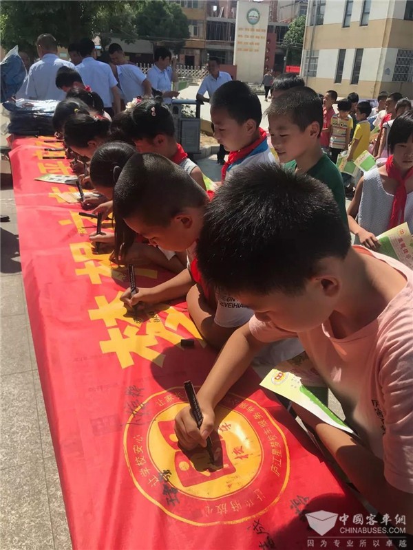 情系留守兒童,“百城千校”安凱校車公益行為愛再出發(fā) 情系留守兒童,“百城千校”安凱校車公益行為愛再出發(fā)