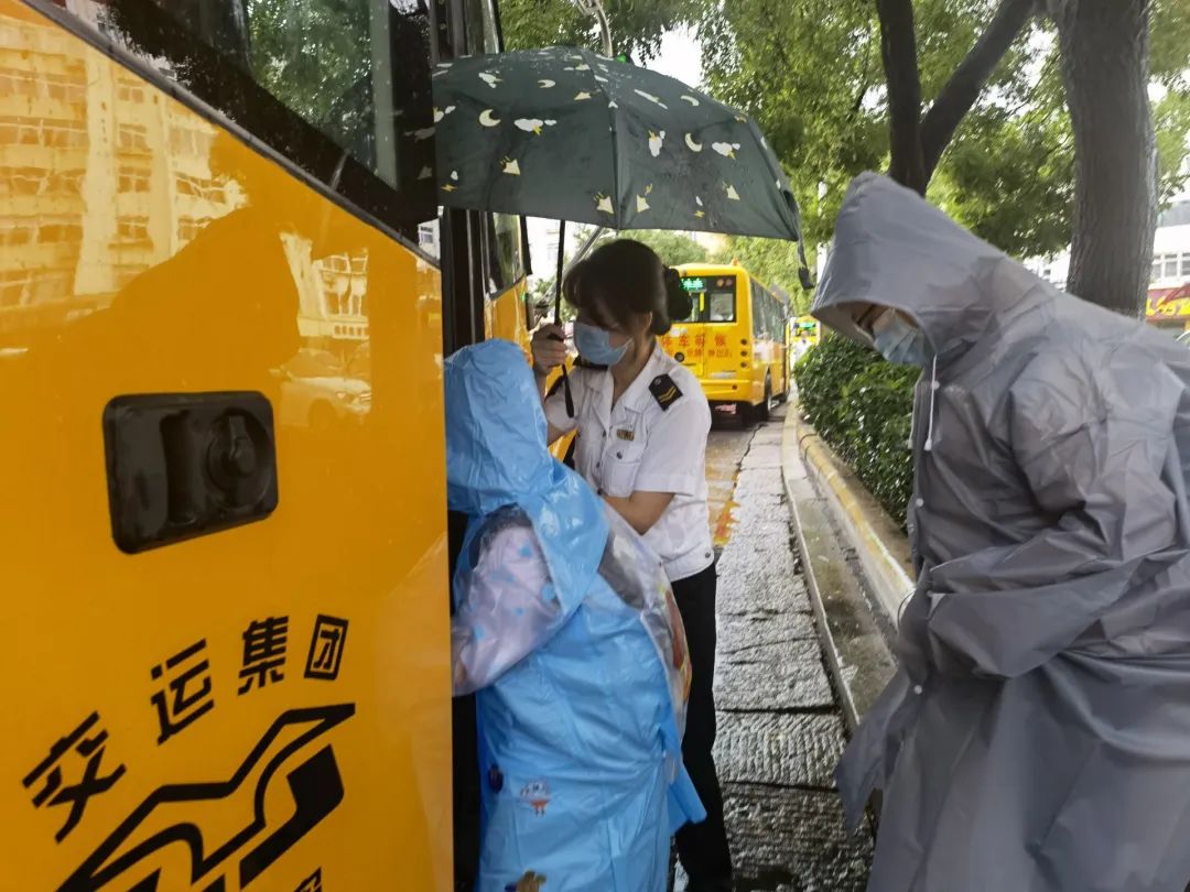 城運控股集團交運溫馨校車多線發力全面保障學生安全/ 城運控股集團交運溫馨校車多線發力全面保障學生安全