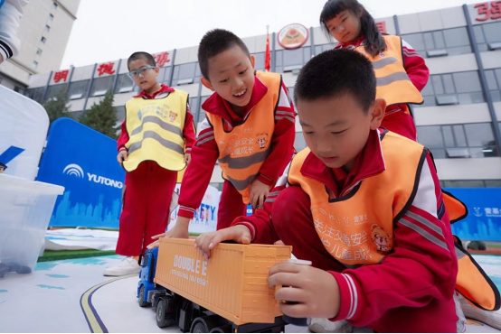 宇通&壹基金兒童交通安全公益行再出發(fā) 首站落地呼和浩特、紹興雙城 宇通&壹基金兒童交通安全公益行再出發(fā) 首站落地呼和浩特、紹興雙城