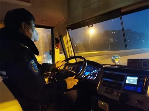 青島溫馨校車寒冬守護(hù)學(xué)子上學(xué)路/ 青島溫馨校車寒冬守護(hù)學(xué)子上學(xué)路