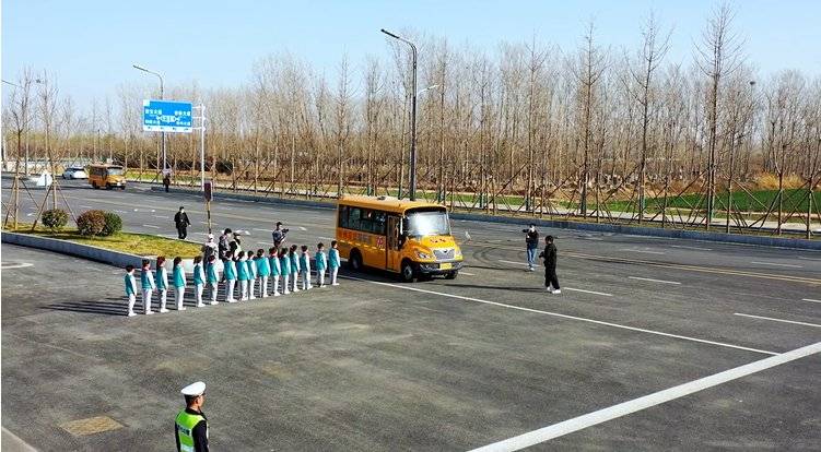 做通勤路上的“鋼鐵防線”，宇通校車實景演練護(hù)航上學(xué)路