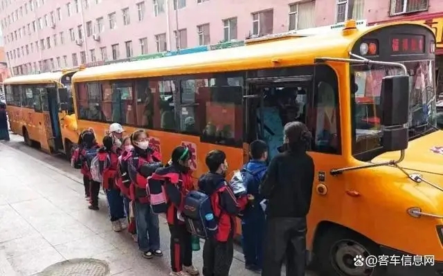 駛?cè)牍鲙X!中通校車(chē)高品質(zhì)護(hù)航學(xué)童“無(wú)憂(yōu)成長(zhǎng)路” 駛?cè)牍鲙X!中通校車(chē)高品質(zhì)護(hù)航學(xué)童“無(wú)憂(yōu)成長(zhǎng)路”