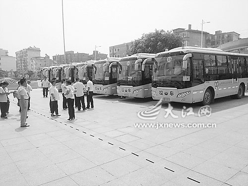 江西贛州籌億元更校車 首啟用校車專用號牌