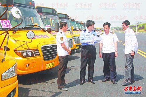 山東省萊西:趁著假期,加強校車安全檢查 趁著假期,加強校車安全檢查