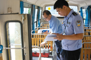 校車“體檢”享上門服務 部分校車不合規范 校車“體檢”享上門服務 部分校車不合規范