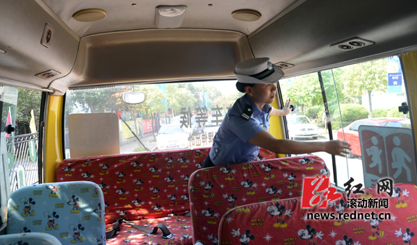 (8月13日，長沙珠江花城小區，交警正在對該小區內一家幼兒園校車進行安全檢查。圖/滾動新聞記者 陳勇)