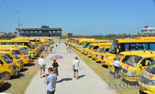 湘潭建立健全完善學生接送車輛檔案 110輛校車統一著裝 湘潭建立健全完善學生接送車輛檔案 110輛校車統一著裝