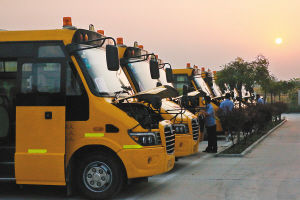 校車每日要“查體”兩次車上學生須全部系安全帶(組圖) 清晨6點半,校車已列隊待發