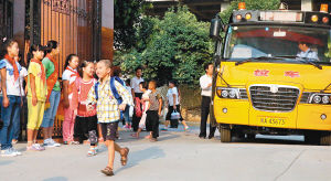 校車每日要“查體”兩次車上學生須全部系安全帶(組圖) 校車平安準點抵達學校