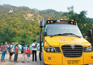 校車每日要“查體”兩次車上學生須全部系安全帶(組圖) 老師點名,排隊上車