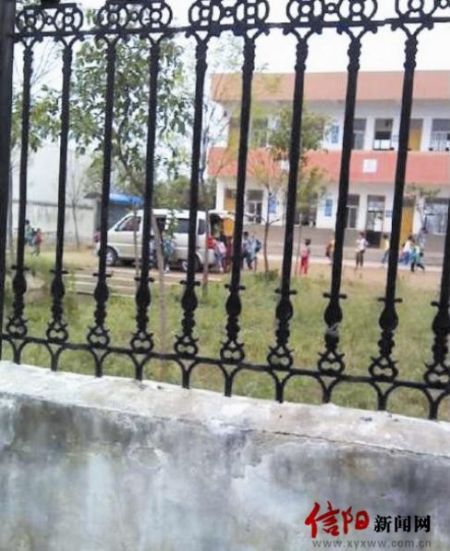 圖為網友提供的照片，可以看出，放學后，學生陸續進入面包車內