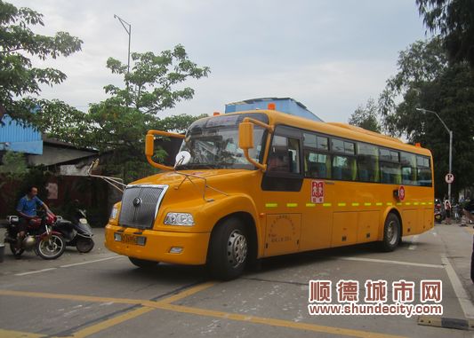 “大鼻子”護(hù)航,北滘增加5輛新校車 “大鼻子”護(hù)航,北滘增加5輛新校車