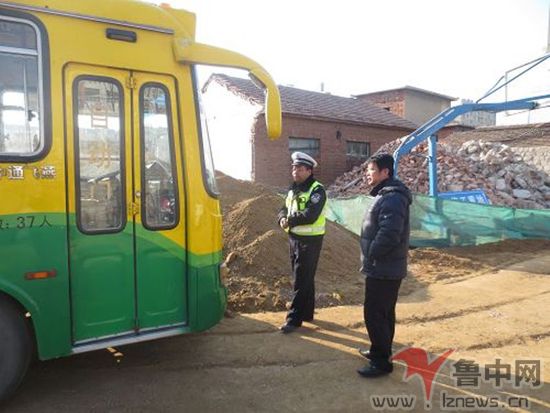 山東:沂源交警大隊積極開展校車安全檢查 \