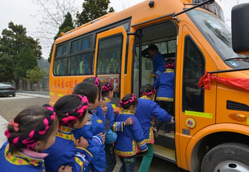 湖南:偏遠苗鄉學童獲贈愛心校車 湖南:偏遠苗鄉學童獲贈愛心校車