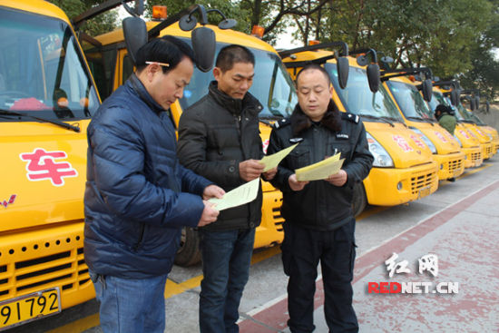 安鄉(xiāng)縣200余輛校車集中“體檢”（圖）