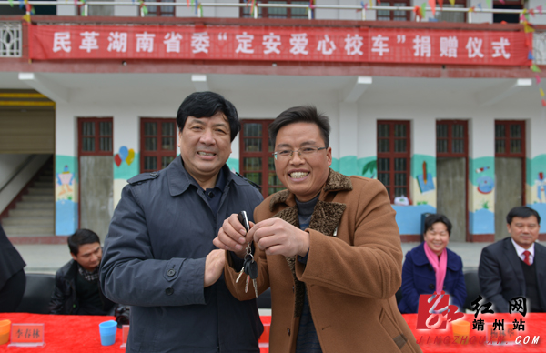 湖南；“大鼻子”校車滿載愛心開進靖州巖灣小學