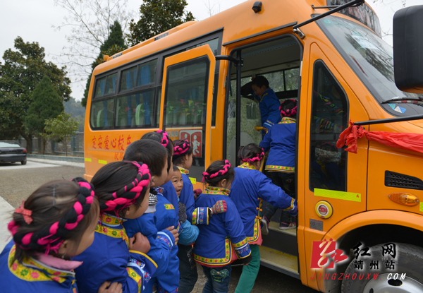 湖南；“大鼻子”校車滿載愛心開進靖州巖灣小學