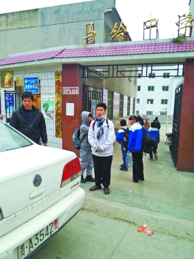 貴陽:警察叔叔開“校車” 孩子不用再摸黑走路上學 貴陽:警察叔叔開“校車” 孩子不用再摸黑走路上學