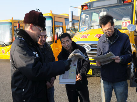山東煙臺：四大隊組織高新區(qū)專用校車駕駛員開展冬季交通安全專題宣傳