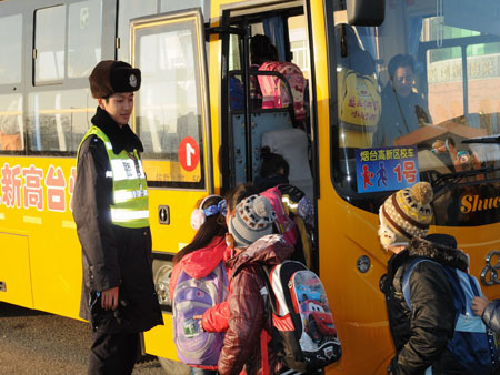 山東煙臺：四大隊組織高新區(qū)專用校車駕駛員開展冬季交通安全專題宣傳