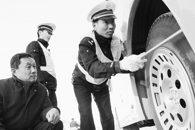 山東無棣縣：交警為校車做“體檢”