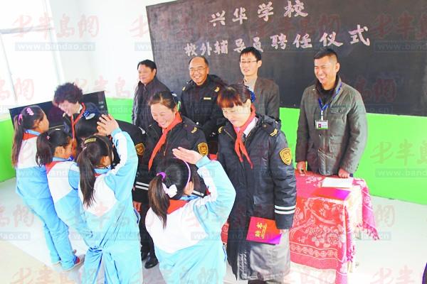 校外輔導(dǎo)員聘任儀式現(xiàn)場(chǎng)。