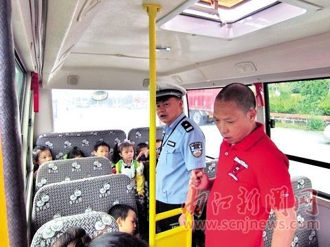 國慶將至 交警為校車“保駕護(hù)航” 國慶將至 交警為校車“保駕護(hù)航”