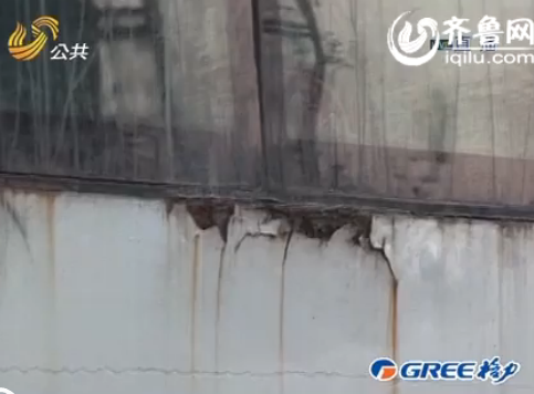 德州“牛校”三輛校車全是黃標(biāo)車 車體殘舊銹跡斑斑 QQ截圖20141127203122