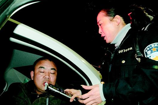 黃石一校車公司經理酒駕遇交警設卡被罰/ 黃石一校車公司經理酒駕遇交警設卡被罰