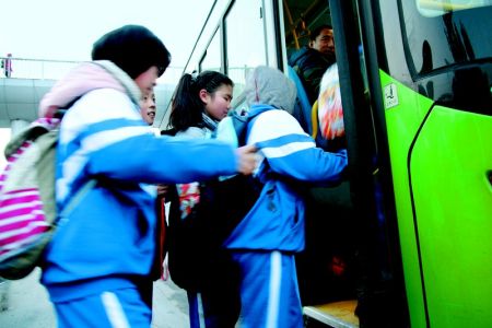 整治“黑校車” 家長遇尷尬