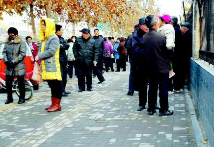 整治“黑校車” 家長遇尷尬