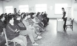 校車駕駛員學(xué)交通法規(guī)