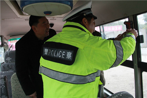 丹江口交警聯合教育部門開展幼兒園校車安全檢查行動