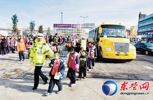 “史上最嚴交規”不避讓校車記6分 避讓校車讓孩子先行 “史上最嚴交規”不避讓校車記6分 避讓校車讓孩子先行