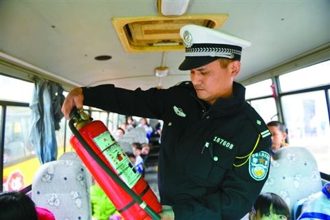 交警在三水區各主干道突擊檢查校車。 　　佛山日報記者李護彬攝