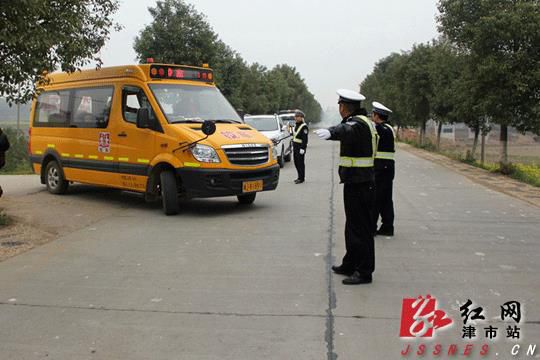 津市開展校車突擊檢查 宣教檢查兩不誤 檢查現場