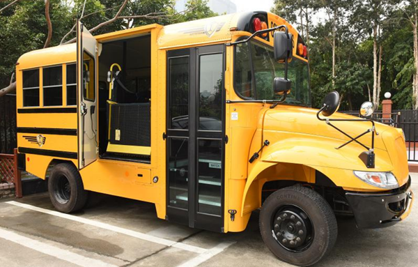 深圳：普林斯頓國際幼兒園推出流動紅綠燈校車