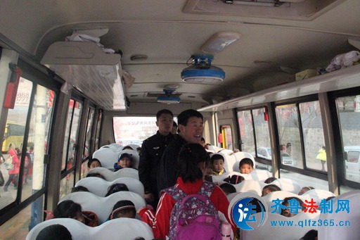 五蓮城關派出所加強全國“兩會”期間校車管理