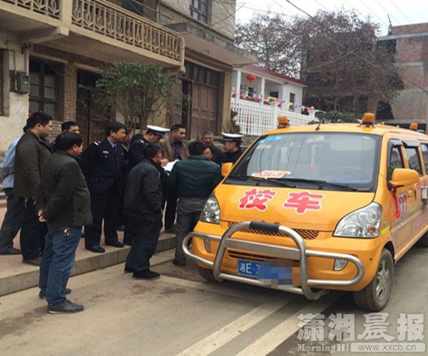 隆回交警一天查獲問題校車5輛/ 圖為隆回交警查獲的超員校車_副本.jpg