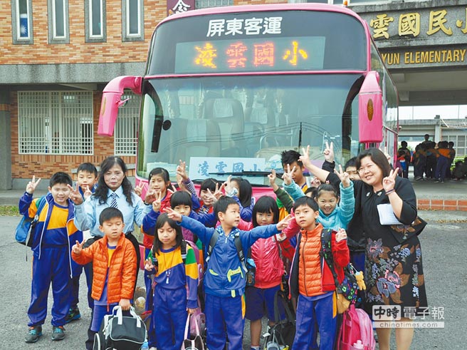 師法外國學(xué)校，凌雲(yún)國小將公車作為學(xué)童交通車。（林和生攝）