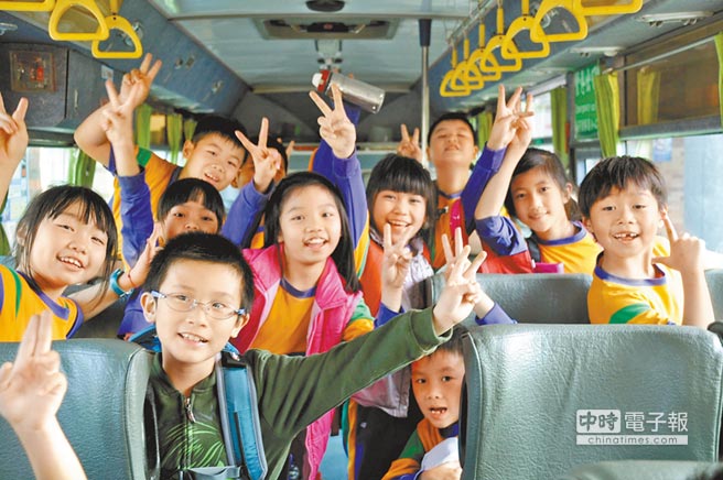 交通車替家長(zhǎng)解決接送時(shí)的不便。搭車成了學(xué)童最期待的一刻。（林和生攝）