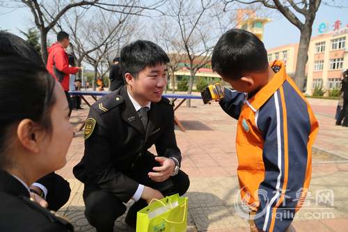 青島交運大鼻子校車春季消防演練 數十秒撤離完畢 溫馨校車工作人員向乘車學生講解車體構造