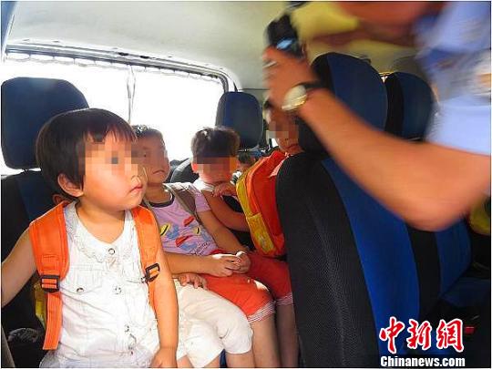 四川達州交警開出首張處“黑校車”上萬元罰單 四川達州交警開出首張處“黑校車”上萬元罰單