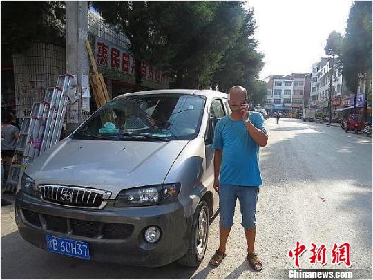 四川達州交警開出首張處“黑校車”上萬元罰單 四川達州交警開出首張處“黑校車”上萬元罰單