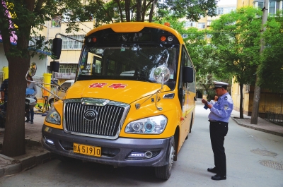 甘肅蘭州城關(guān)三部門聯(lián)手查校車/ 甘肅蘭州城關(guān)三部門聯(lián)手查校車