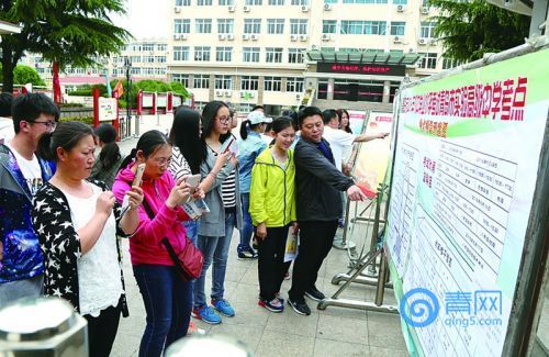 校車(chē)扮演“愛(ài)心送考車(chē)”服務(wù)中考考生